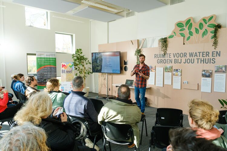 Bartel van Riet geeft een inspiratiesessie op het KNAL! Energiefestival
